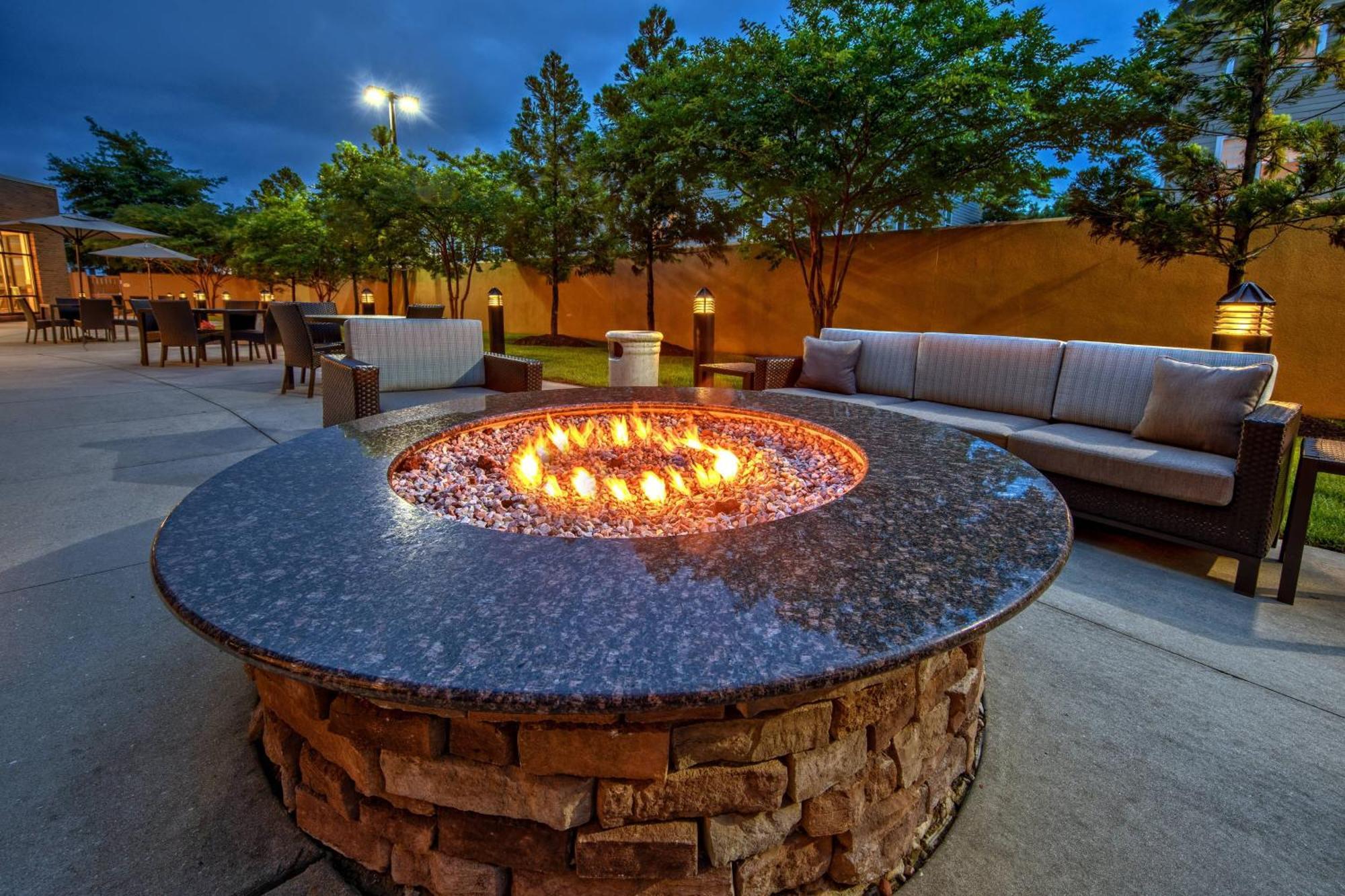 Courtyard Newport News Airport Hotel Exterior photo