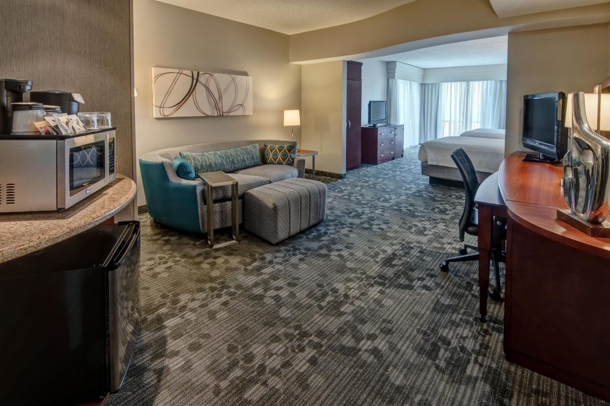 Courtyard Newport News Airport Hotel Exterior photo