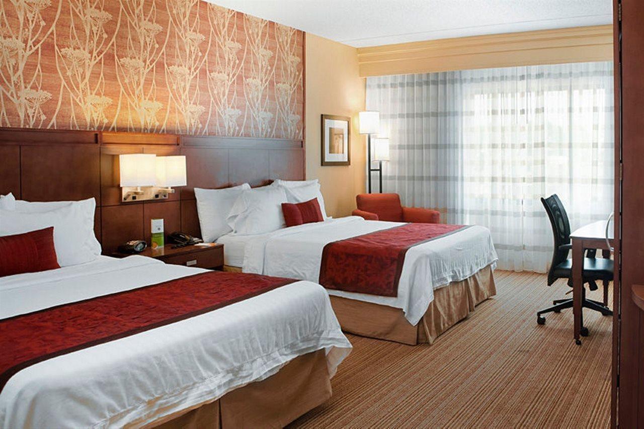 Courtyard Newport News Airport Hotel Exterior photo