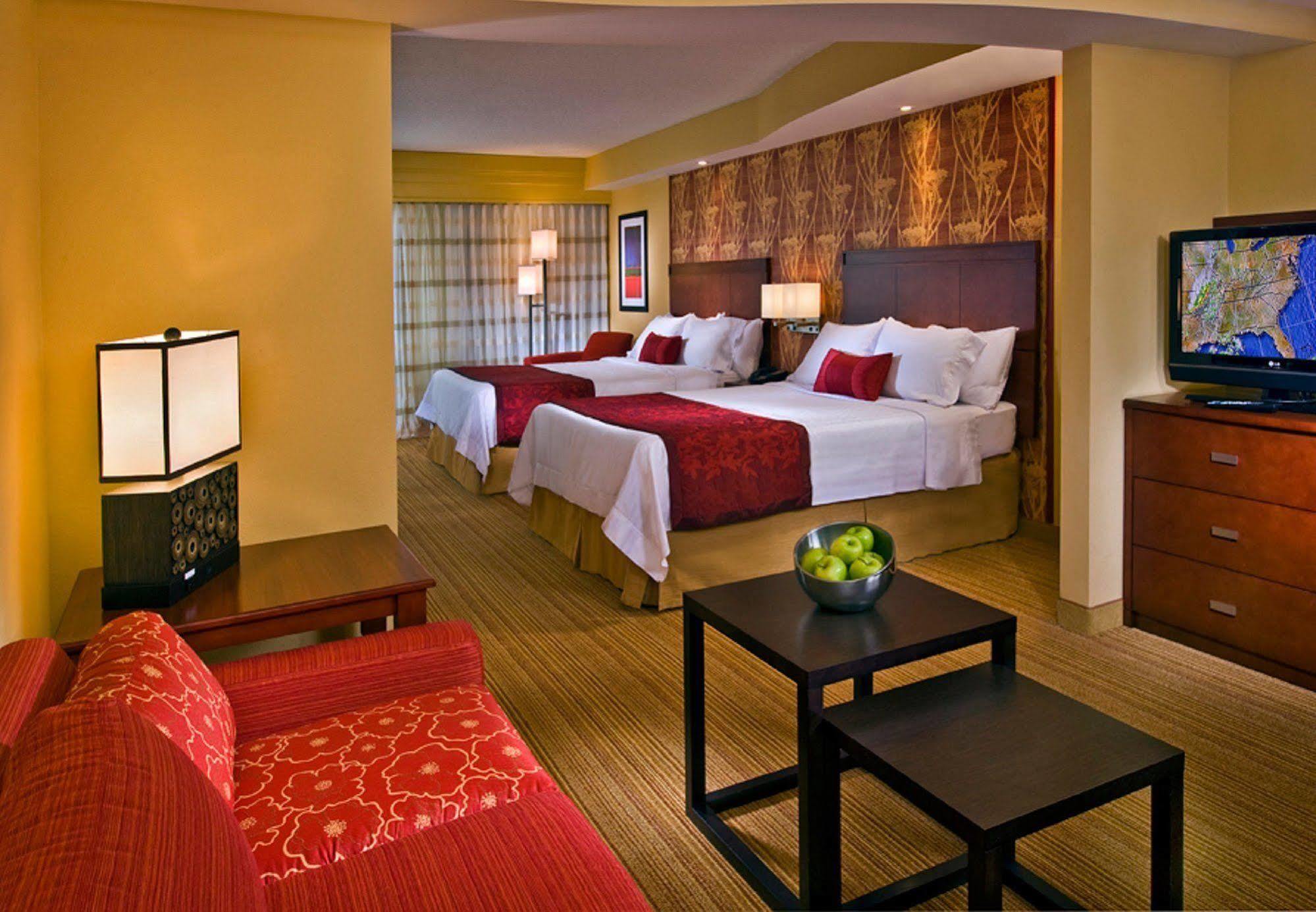 Courtyard Newport News Airport Hotel Exterior photo
