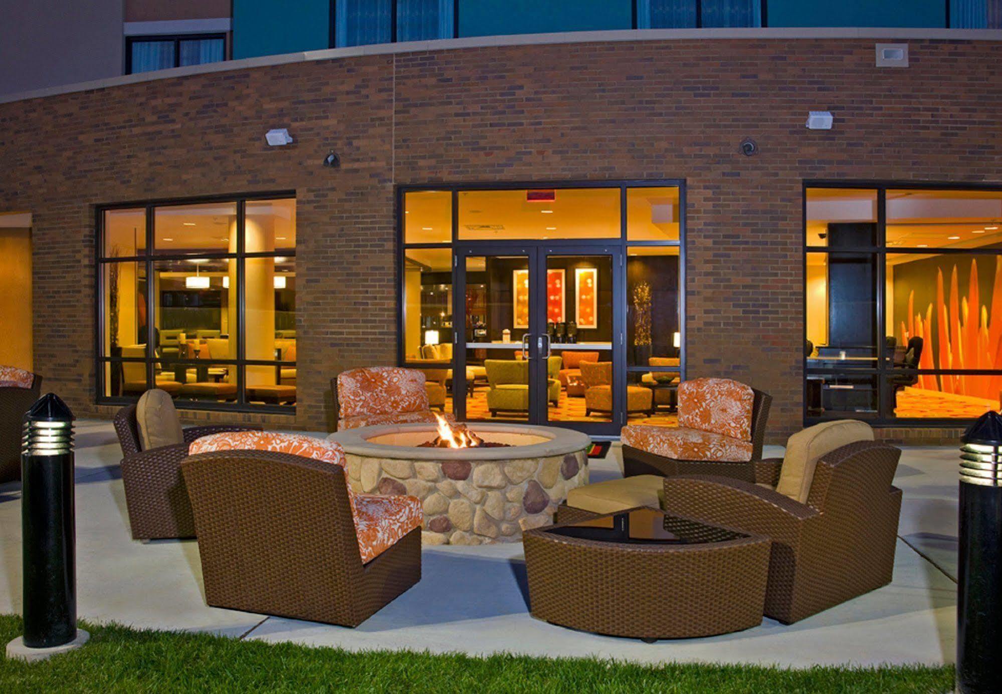 Courtyard Newport News Airport Hotel Exterior photo